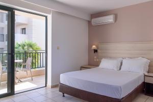 Ein Bett oder Betten in einem Zimmer der Unterkunft Gouves Waterpark Holiday Resort