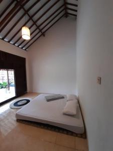 een slaapkamer met een groot bed in een kamer bij Ndalem Treko Homestay in Magelang