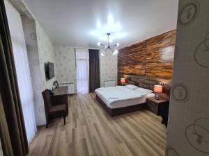 una camera da letto con un letto, una scrivania e una sedia di IREPALACE Goderdzi a Goderdzi