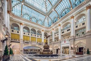 um grande edifício com um tecto de vidro e uma fonte em The Londoner Macao em Macau