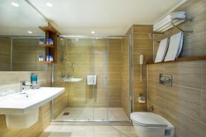 Een badkamer bij Grand Park Lara Hotel