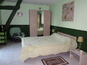 - une chambre avec un lit et un grand miroir dans l'établissement Gîte Saint-Aigny, 4 pièces, 6 personnes - FR-1-591-98, à Saint-Aigny