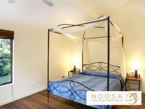 a bedroom with a canopy bed in a room at Little Cove Townhouse 3 Pandanus Street 14 in Noosa Heads