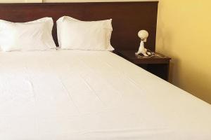 Säng eller sängar i ett rum på Bromo 22 Homestay Syariah near Terminal Bayuangga Probolinggo Mitra RedDoorz