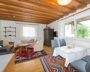 ein Wohnzimmer mit einem Tisch und Stühlen in der Unterkunft City Life 2 by Alpenidyll Apartments in Schladming
