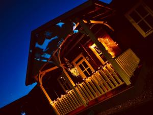 una casa con luces al costado de ella por la noche en Club Thermal Village Cegled en Cegléd