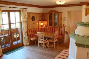 a dining room with a table and chairs and a window at Ferienwohnung Schossleitner - der Wohlfühl-Ansitz am Wolfgangsee mit Weitblick in Sankt Gilgen