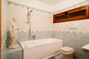 A bathroom at Villa La Roccia - Arienzo