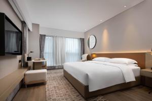 Postel nebo postele na pokoji v ubytování Leeden Hotel Hangzhou