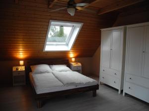 um quarto com uma cama e uma janela no tecto em Apartment Yvonne em Eimeldingen