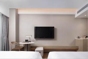 TV a/nebo společenská místnost v ubytování Leeden Hotel Hangzhou