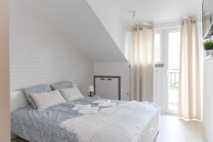 索科矿泉村Panorama Lux的一间带大床和窗户的白色卧室