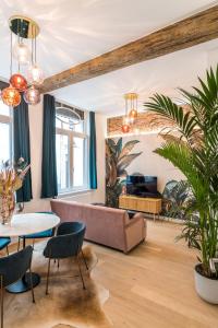 een woonkamer met een bank en een tafel bij Beautiful appartment in the heart of Antwerp in Antwerpen