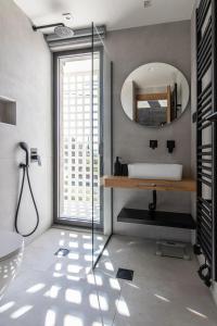 y baño con lavabo y espejo. en IKIES 3 Modern Eco-Friendly Private Seaview SIGNATURE Villas with a Pool, en Volos