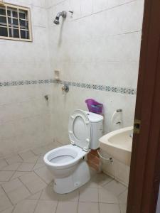 Ένα μπάνιο στο Lavender Impian Homestay +32 φωτογραφίες