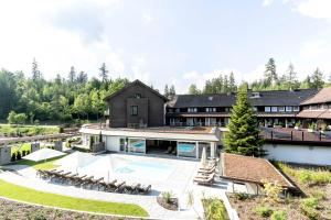 Bazén v ubytování Hotel Restaurant Waldsägmühle nebo v jeho okolí