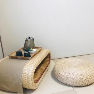 bandeja con tetera en la parte superior de un banco en Daigo - Vacation STAY 04946v, en Kanayama