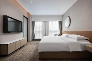 Postel nebo postele na pokoji v ubytování Leeden Hotel Hangzhou