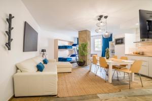 ein Wohnzimmer mit einer weißen Couch und einem Tisch in der Unterkunft Bed and Snow Family Apartments in Sierra Nevada