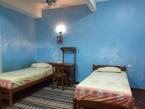 Un pat sau paturi într-o cameră la Lavender Impian Homestay