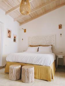 MaVi House Old Town في ماليا: غرفة نوم مع سرير كبير مع اثنين من الكراسي الطويلة