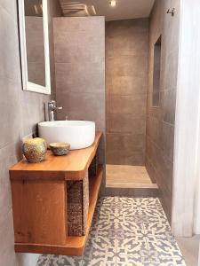 La salle de bains est pourvue d'un lavabo et d'une douche. dans l'établissement MaVi House Old Town, à Mália