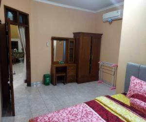 Кровать или кровати в номере Algira Homestay Prambanan