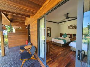 Postel nebo postele na pokoji v ubytování Borneo Divers Mabul Resort