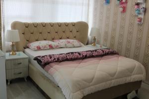 1 dormitorio con 1 cama grande, 2 lámparas y ventana en SAYDAM OTEL, en Seyhan