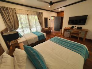 Postel nebo postele na pokoji v ubytování Borneo Divers Mabul Resort