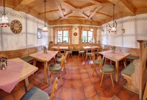 Restaurace v ubytování Gasthof-Metzgerei Hirschbichler - Chiemgau Karte