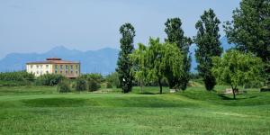 a golf green with a building in the background at Hotel Quadrifoglio in Pontecagnano