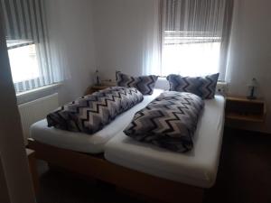 Un pat sau paturi într-o cameră la Landgasthof Zum Ring