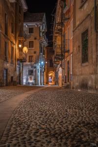 eine leere Straße in einer Altstadt nachts in der Unterkunft NicoMat Rooms in Domodossola