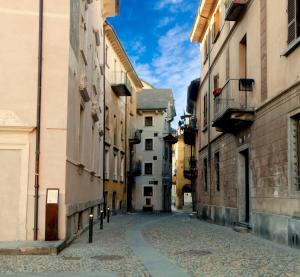 eine leere Gasse in einer Stadt mit Gebäuden in der Unterkunft NicoMat Rooms in Domodossola