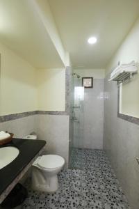 y baño con aseo, lavabo y ducha. en Casa De Piscina by LivingStone en Majorda