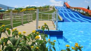 un lungo scivolo d'acqua in un parco acquatico di Hotel & Resort Le Colombare a Foligno
