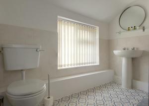 達寧頓堡的住宿－Donington Cottage Apt 5，白色的浴室设有卫生间和水槽。