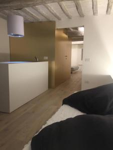 een woonkamer met een bed en een keuken bij Pispini Apartment in Siena