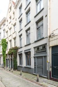 een lege straat voor een gebouw bij Beautiful appartment in the heart of Antwerp in Antwerpen