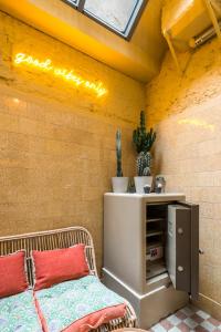 Beautiful appartment in the heart of Antwerp客房内的一张或多张床位