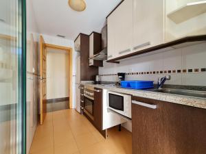 A kitchen or kitchenette at Apartamento Completo Torresol V