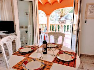 a table with glasses and a bottle of wine at Villas Monte Verde -BTB in Jávea