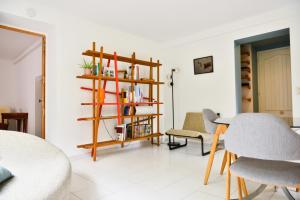 Uma área de estar em L’appartement - Jardin Secret