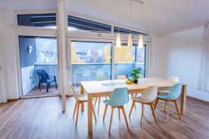 een eetkamer met een tafel en stoelen bij City Dream 1 by Alpenidyll Apartments in Schladming
