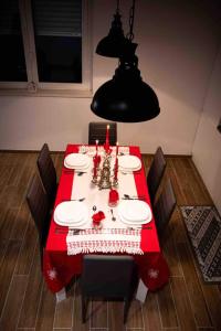 una mesa de comedor roja con velas rojas. en La casa dell'Aquila - Eagle house, en Preturo