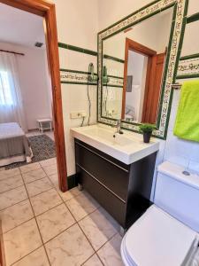 La salle de bains est pourvue d'un lavabo et d'un miroir. dans l'établissement Villas Monte Verde -BTB, à Jávea