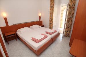 Un pat sau paturi într-o cameră la Apartments MJM