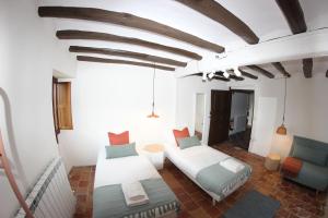 uma sala de estar com duas camas e um sofá em La Casa del Cura em Aberin