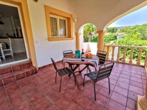 d'une terrasse avec une table et des chaises sur un balcon. dans l'établissement Villas Monte Verde -BTB, à Jávea